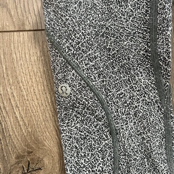 Lululemon Run The Day 7/8 Tights in Fractal Dark Starlight Black Size 4 - Picture 3 of 6